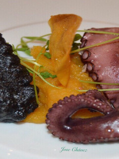 Una foto de Pulpo asado con textura de batata y cebolletas en tempura negra