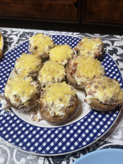 Una foto de Champiñones rellenos de jamón y queso