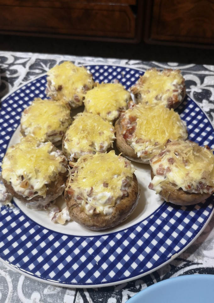 Una foto de Champiñones rellenos de jamón y queso