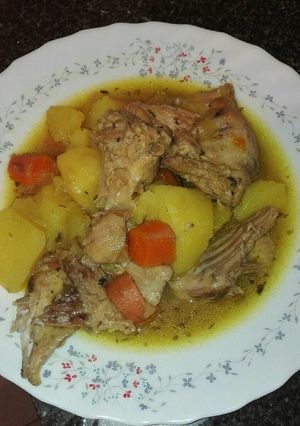 Una foto de Estofado de conejo con patatas