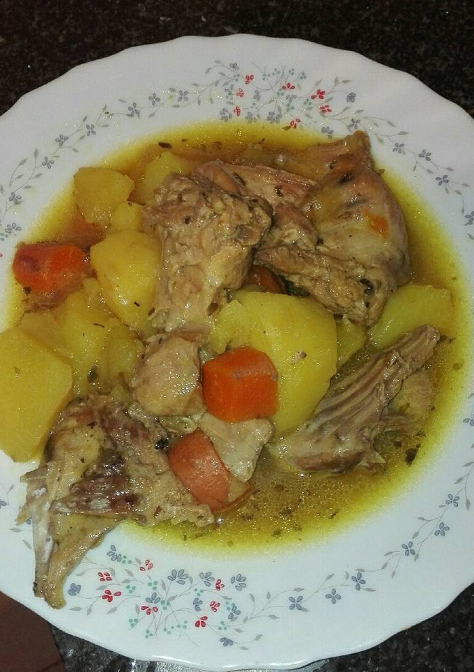 Una foto de Estofado de conejo con patatas