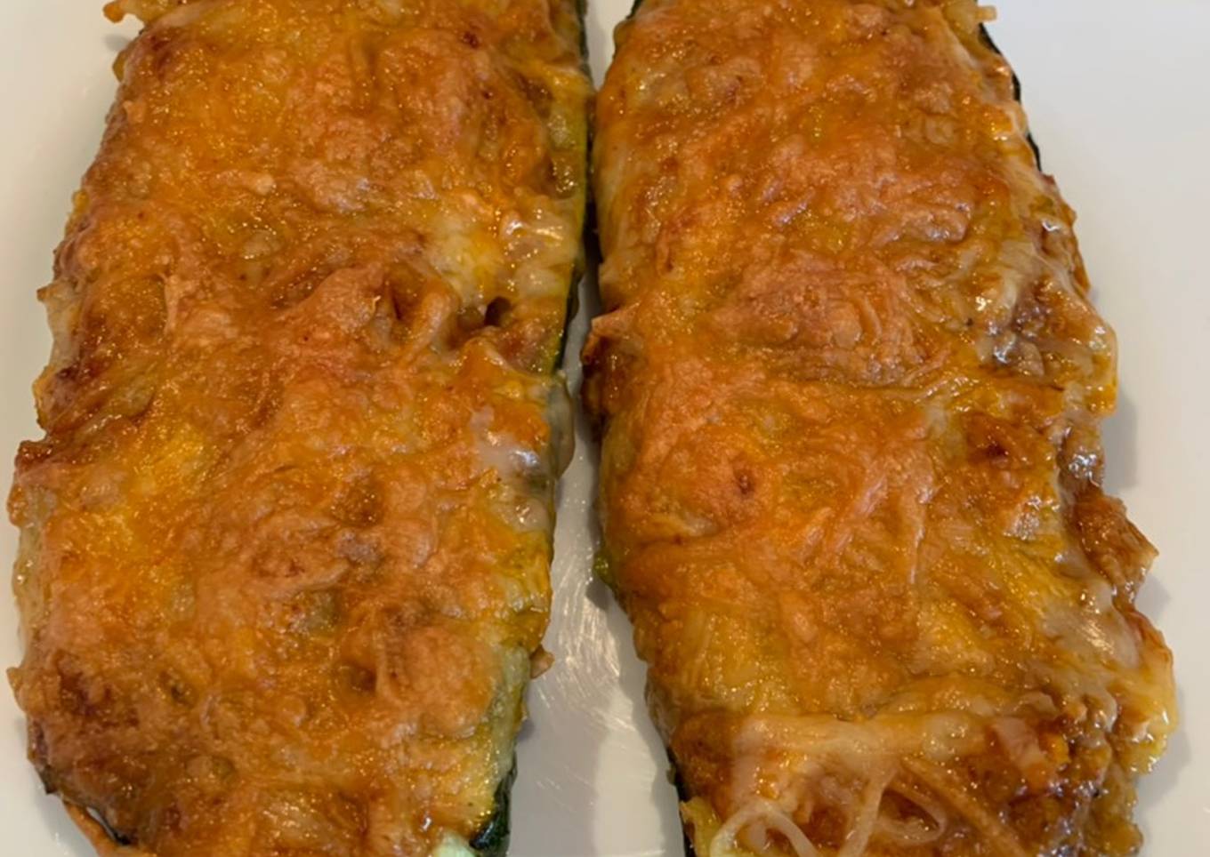 Calabacines rellenos de carne picada, gratinados en freidora de aire