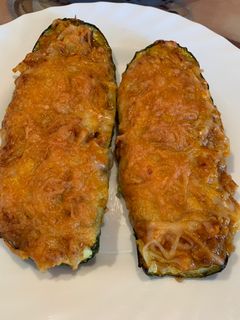 Una foto de Calabacines rellenos de carne picada, gratinados en freidora de aire