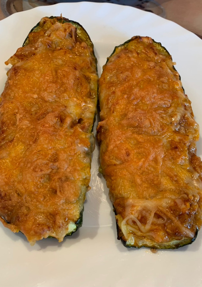 Una foto de Calabacines rellenos de carne picada, gratinados en freidora de aire