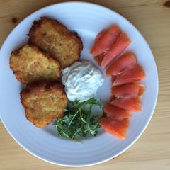 A picture of Kartoffelpuffer / Potato pancake.