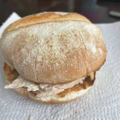 Una foto de Pan con pollo