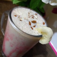 A picture of Banana 🍌 and dates milk shake 😋.