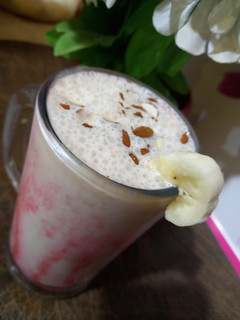 A picture of Banana 🍌 and dates milk shake 😋.