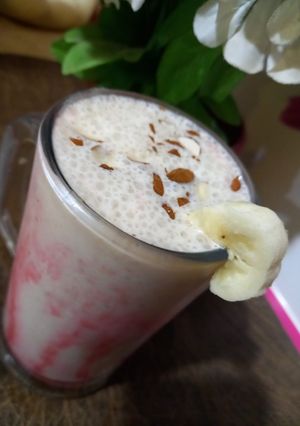 A picture of Banana 🍌 and dates milk shake 😋.