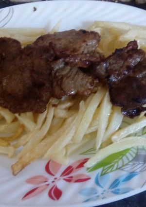 صورة لوصفة أكلة بسيطة يعرفها الكل بطاطا مقلية مع لحم مشوي