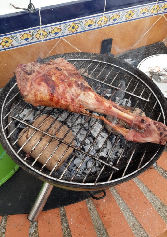 Una foto de Pata de asada de cordero lechal