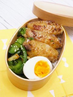 蔥煎雞翼+日式竹輪青椒絲便當 的食譜成品照片
