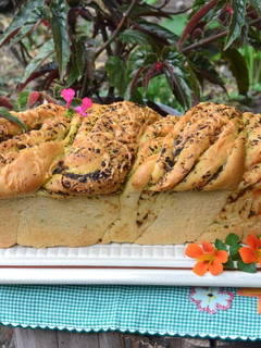 Una foto de Pan trenzado con provenzal y parmesano🧄🌿