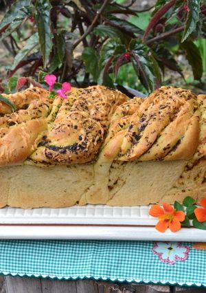 Una foto de Pan trenzado con provenzal y parmesano🧄🌿