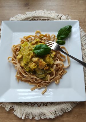 Zdjęcie przepisu Chicken curry z makaronem.