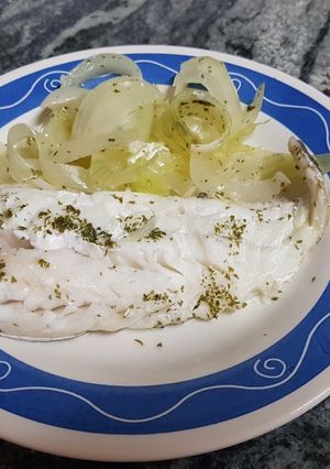 Una foto de Merluza con cebolla al microondas