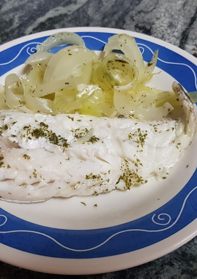 Una foto de Merluza con cebolla al microondas
