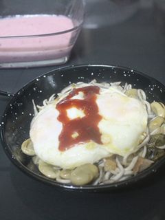 Una foto de Gulas con habas y huevos fritos