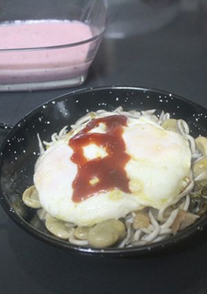 Foto principal de Gulas con habas y huevos fritos