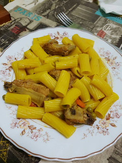 Una foto de Macarrones guisados con costillas