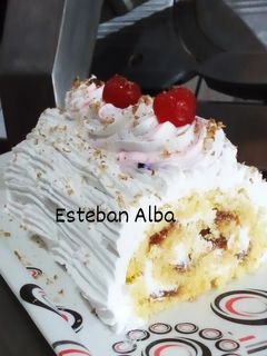 Una foto de Pionono relleno de dulce y crema