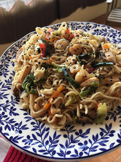 Una foto de Fideos chinos (verduras pollo y gambitas)