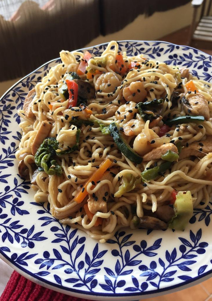 Una foto de Fideos chinos (verduras pollo y gambitas)