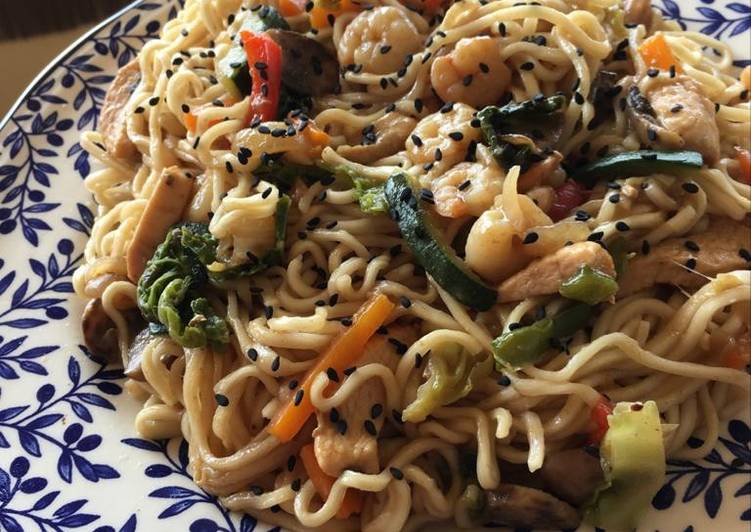 Fideos chinos (verduras pollo y gambitas)