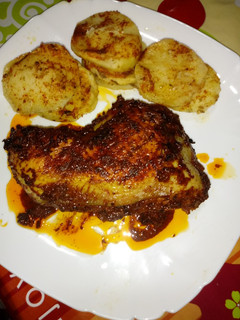 Una foto de Pollo tandoori en la cecofry 4D con patatas especiadas al horno