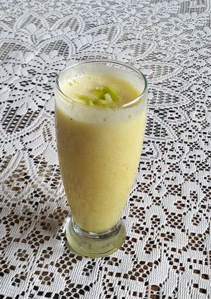 Una foto de Licuado de piña y manzana verde al jengibre