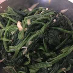 Una foto de Espinaca sazonada (시금치무침)