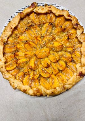 Une photo de Tarte rustique Abricot Miel 🍯 Romarin