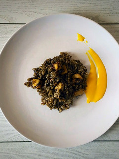 Una foto de Arroz negro con choco