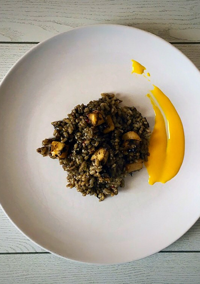 Una foto de Arroz negro con choco