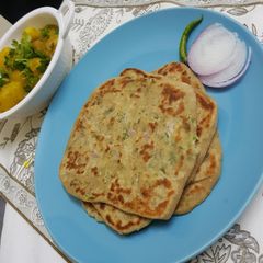 A picture of Pyaj paratha.