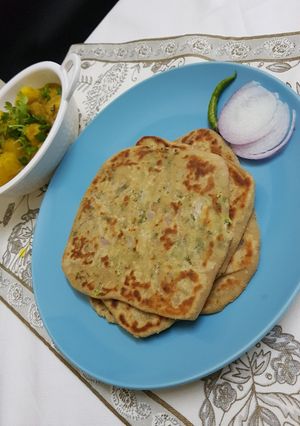 A picture of Pyaj paratha.