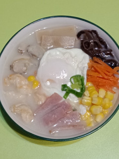 紅蘿蔔海鮮蛋包豚骨拉麵 的食譜成品照片