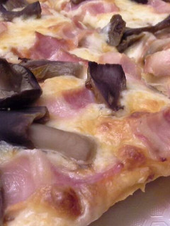 Una foto de Pizza de bacon y setas variadas