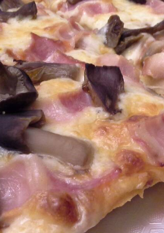 Una foto de Pizza de bacon y setas variadas