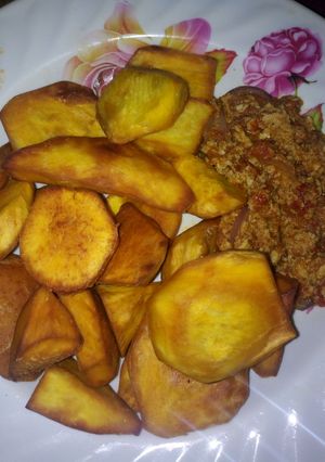 A picture of Fried sweet potato and eggsos.