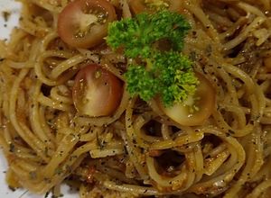 Una foto de Pasta con tiras de cerdo y cubios