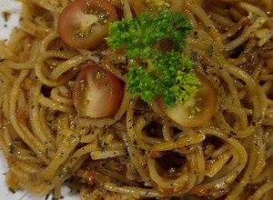 Una foto de Pasta con tiras de cerdo y cubios
