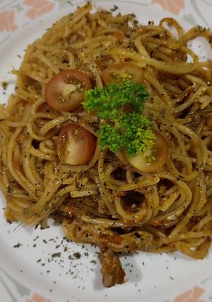 Una foto de Pasta con tiras de cerdo y cubios