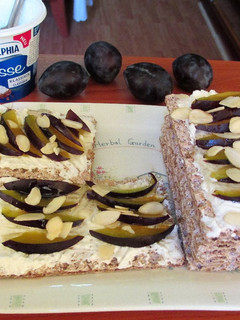 Una foto de Crackers de semillas con mousse de queso y ciruelas