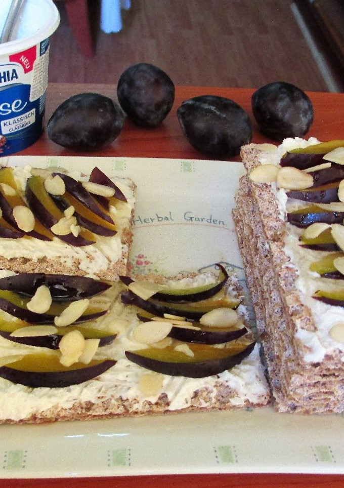 Una foto de Crackers de semillas con mousse de queso y ciruelas