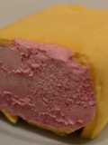 Postre helado de frutilla súper lácteo