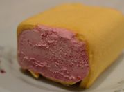 Una foto de postre helado de frambuesa