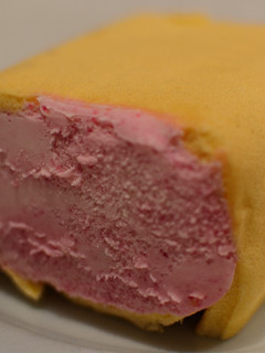Una foto de Postre helado de frutilla súper lácteo