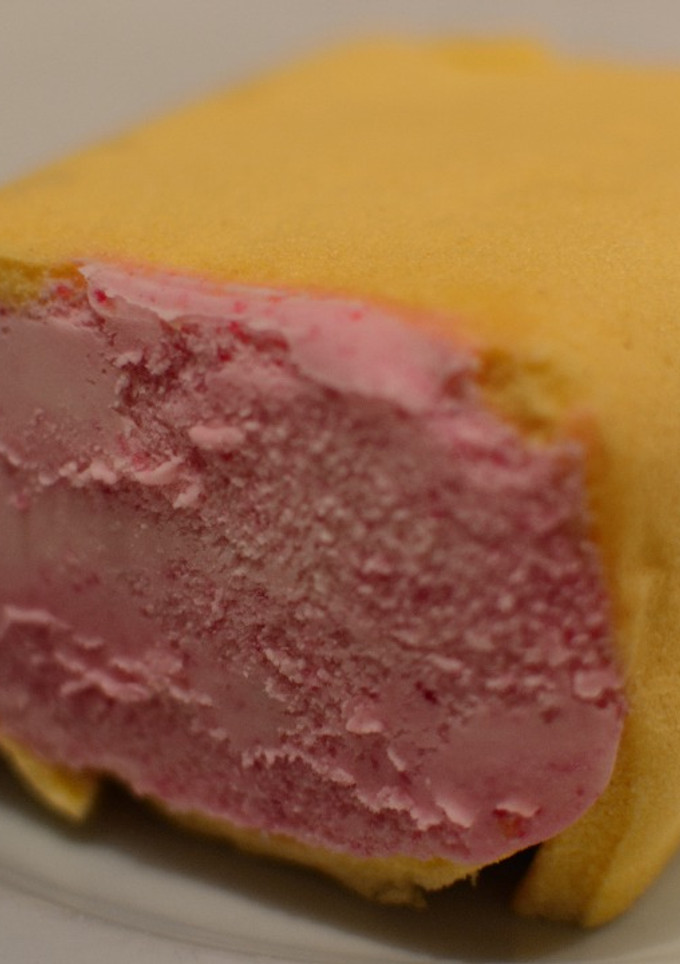 Una foto de Postre helado de frutilla súper lácteo