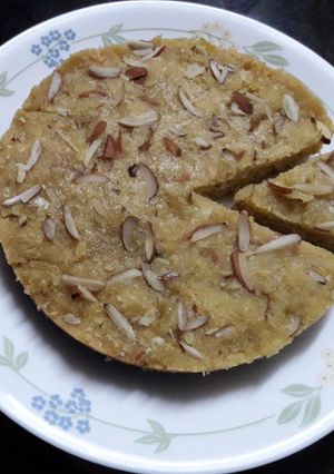 काकडीचा धोंडस/ काकडीचा केक (kakadicha cake recipe in marathi) रेसिपी चे मुख्य फोटो 